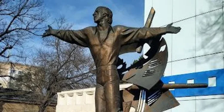 В Одесі демонтували пам’ятник Висоцькому. Що з ним буде далі (ФОТО)