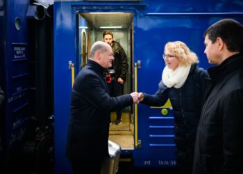 До Києва прибув Шольц – із срібною валізою (ФОТО, ВІДЕО)
