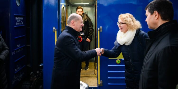 До Києва прибув Шольц – із срібною валізою (ФОТО, ВІДЕО)