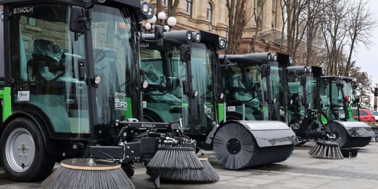 Миколаїв отримав данські підмітально-прибиральні машини (ФОТО)