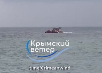 Вже третє російське судно за день – плавучий кран біля берегів Крима зазнає лиха (ВІДЕО)