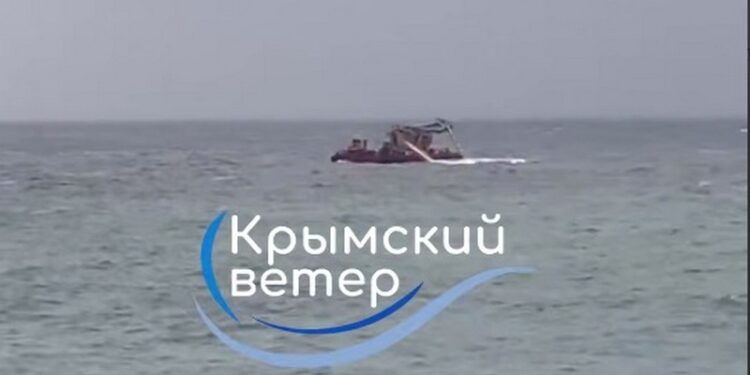 Вже третє російське судно за день – плавучий кран біля берегів Крима зазнає лиха (ВІДЕО)