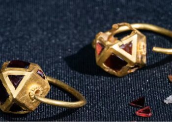 Вони продовжують грабувати – росіяни розкопали в окупованому Криму великий скарб античності (ФОТО)