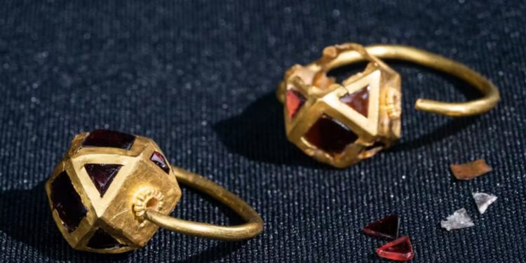 Вони продовжують грабувати – росіяни розкопали в окупованому Криму великий скарб античності (ФОТО)