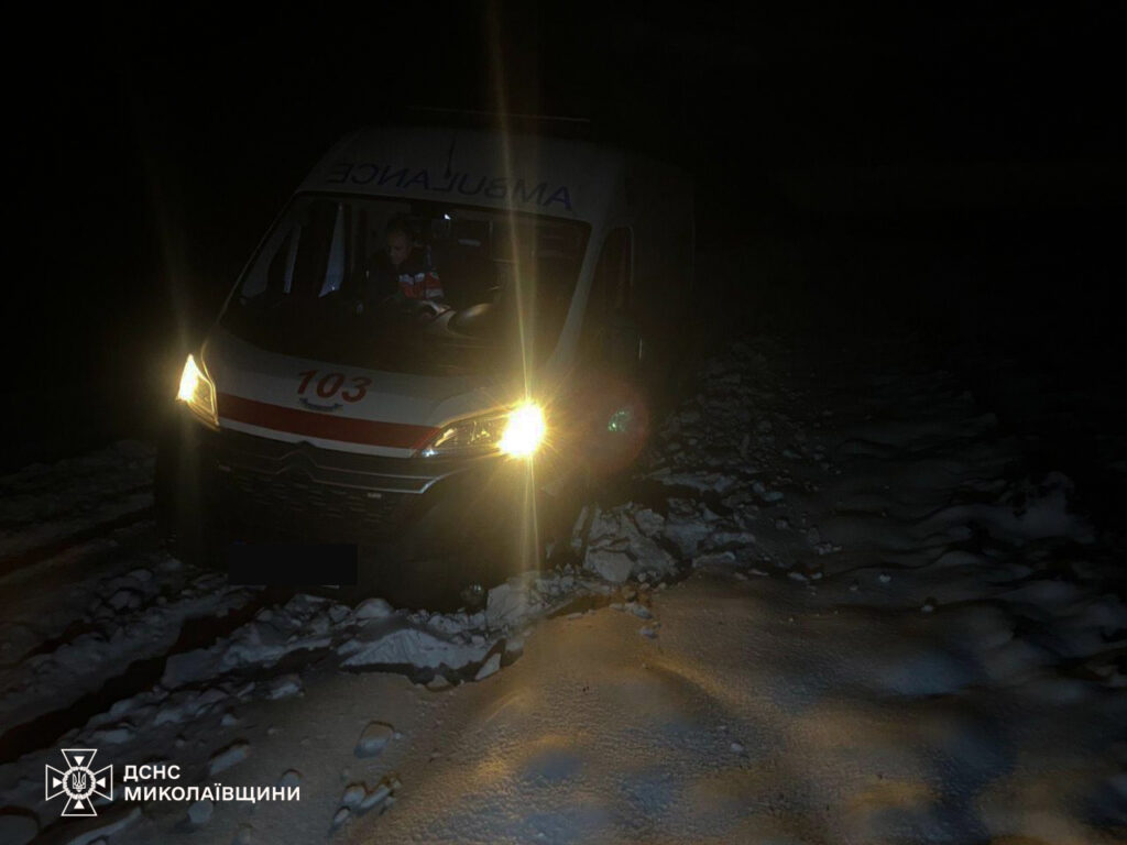 На півночі Миколаївщини рятувальники витягли із снігових заметів «швидку» (ФОТО) 2