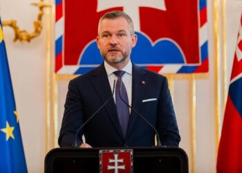 Президент Словаччини вважає, що Україні заради миру доведеться поступитись територіями. Йому відповіли