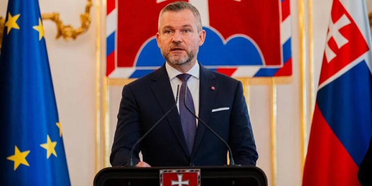 Президент Словаччини вважає, що Україні заради миру доведеться поступитись територіями. Йому відповіли