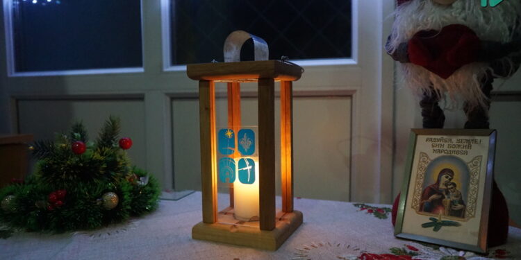 Світлом подолаємо темряву – у Миколаєві пластуни передавали Вифлеємський вогонь миру (ФОТО, ВІДЕО)