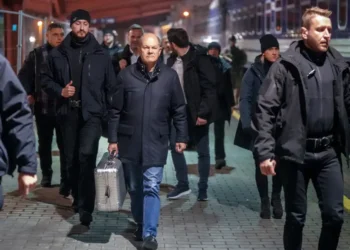 До Києва прибув Шольц – із срібною валізою (ФОТО, ВІДЕО)