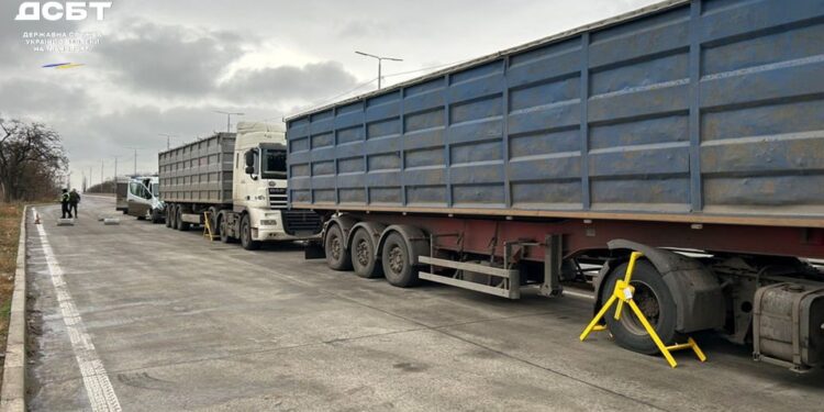 На Миколаївщині Укртрансбезпека зупинила ще дві фури з перевантажем – порушники мають сплатити 170 тис.грн. штрафу