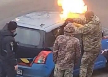 На Київщині співробітники ТЦК викурювали водія авто газом і вогнем. В міноборони відреагували (ВІДЕО)