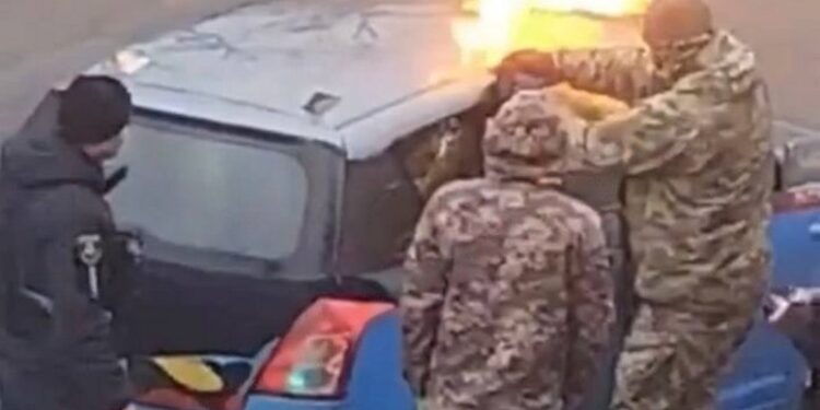 На Київщині співробітники ТЦК викурювали водія авто газом і вогнем. В міноборони відреагували (ВІДЕО)