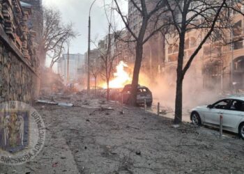 Київ у вогні. Внаслідок падіння уламків ракет палають будинки і машини (ФОТО)