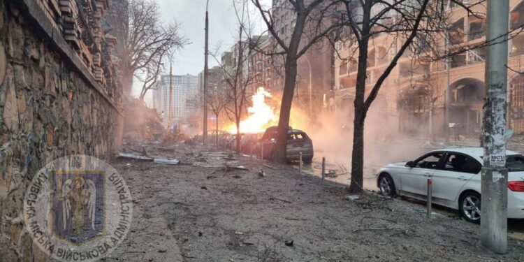 Київ у вогні. Внаслідок падіння уламків ракет палають будинки і машини (ФОТО)