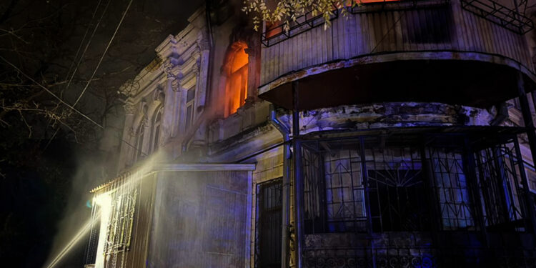 Вночі у Миколаєві на пожежі загинув чоловік, але вогнеборцям вдалось врятували жінку (ФОТО)