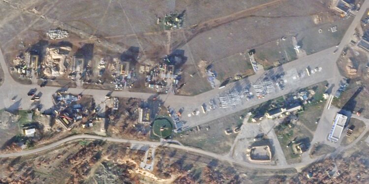 На аеродромі «Бельбек» у Криму росіяни будують посилені укриття для літаків (ФОТО)