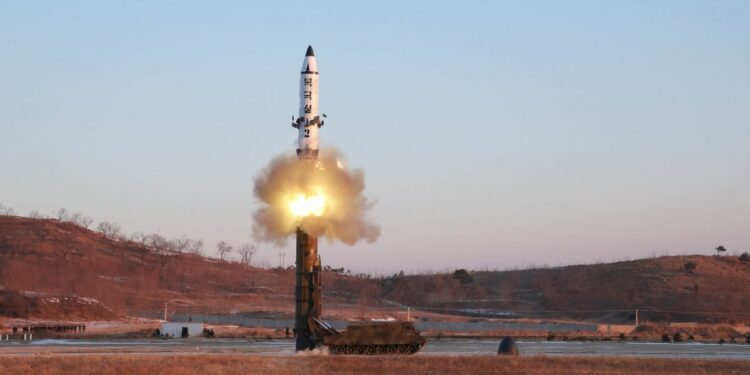 РФ могла отримати балістичну ракету КНДР Pukguksong-2 з дальністю як мінімум 1200 км (ФОТО, ВІДЕО)