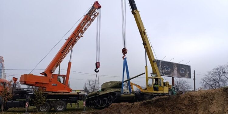 Влада Умані віддала військовим танк Т-34 і гармату – були пам’ятниками (ВІДЕО)