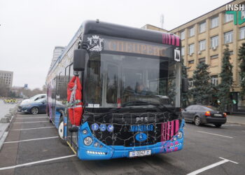 Різдвяний тролейбусний спецрейс – у Миколаєві студенти з військовим оркестром дають міні-концерти на зупинках (ФОТО, ВІДЕО)