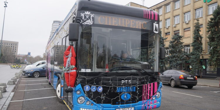Різдвяний тролейбусний спецрейс – у Миколаєві студенти з військовим оркестром дають міні-концерти на зупинках (ФОТО, ВІДЕО)