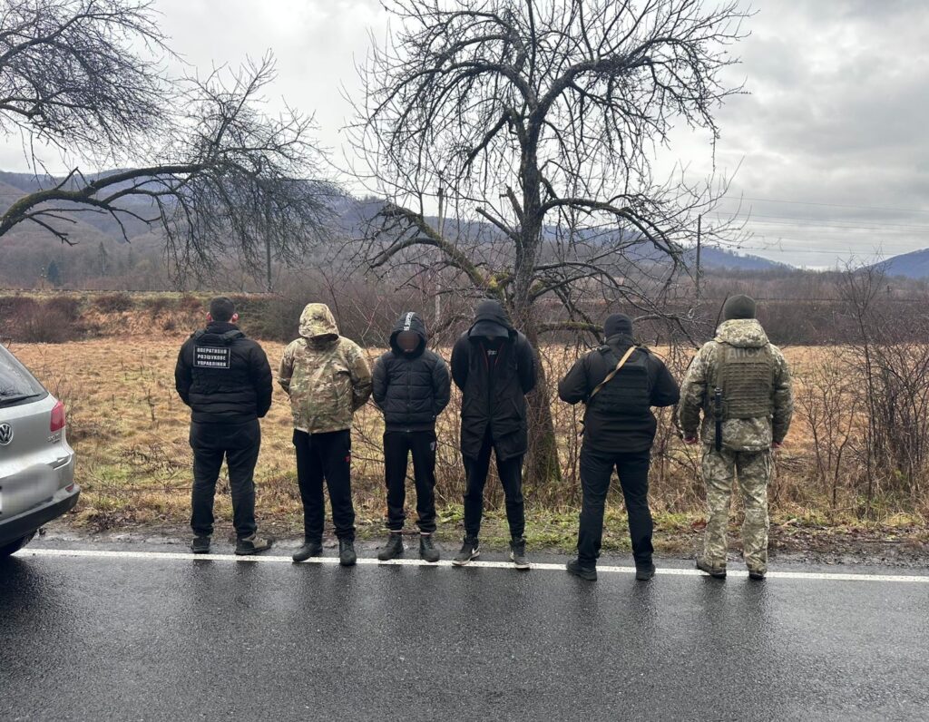 На Закарпатті переправники ухилянтів доєдналися до похорону загиблого героя, щоб провезти «клієнтів» через контрольні пости (ФОТО) 7