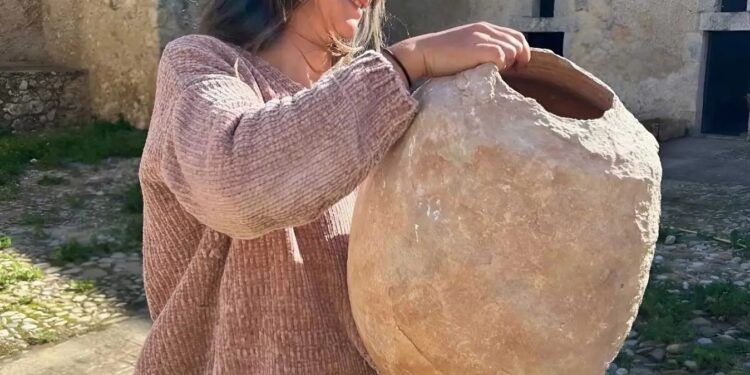 На італійській Сицилії знайшли амфору із залишками їжі 2300-річної давності