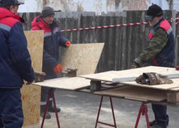 Як у Миколаєві комунальні служби ліквідовують наслідки ворожої атаки «шахедами» (ВІДЕО)