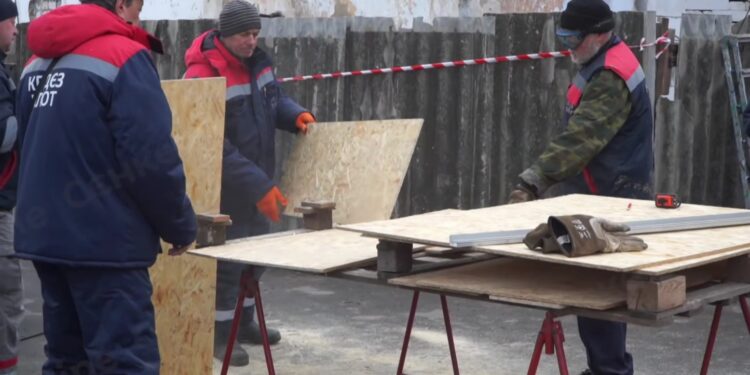 Як у Миколаєві комунальні служби ліквідовують наслідки ворожої атаки «шахедами» (ВІДЕО)