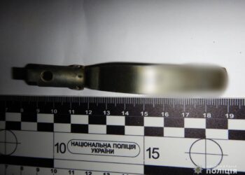 Кинув вибухівку у двір будинку в Коблевому, а потім намагався втекти до Києва – на Миколаївщині затримали харків’янина (ФОТО)