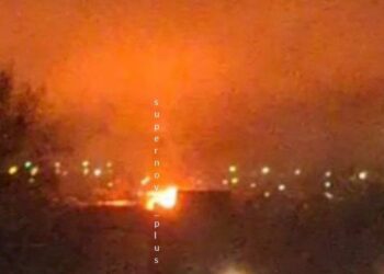 Після атаки дронів горить НПЗ на Смоленщині (ВІДЕО)