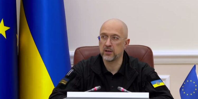 Шмигаль пообіцяв, що зимою тарифи на газ, тепло та електрику підвищуватись не будуть