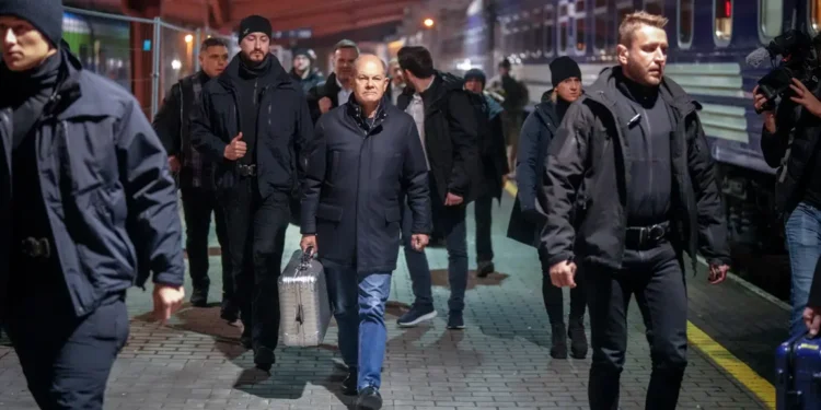 До Києва прибув Шольц – із срібною валізою (ФОТО, ВІДЕО)