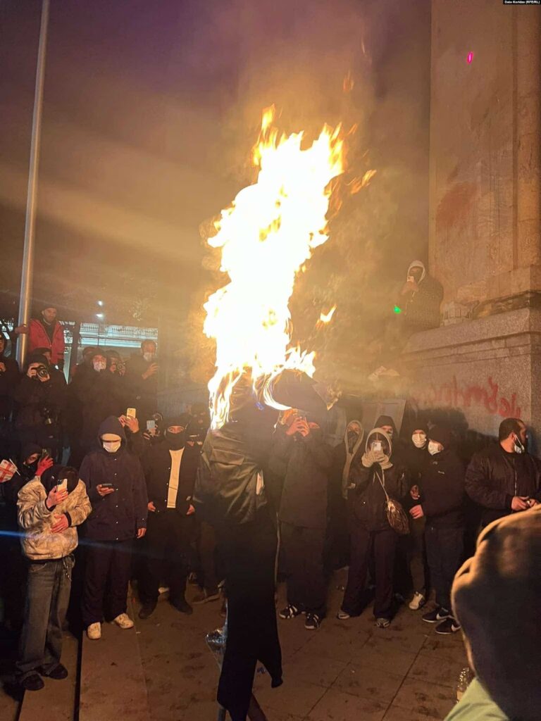 Ще одна протестна ніч у Грузії, президентка заявила про нелегетимність парламенту, заява США (ФОТО, ВІДЕО) 2