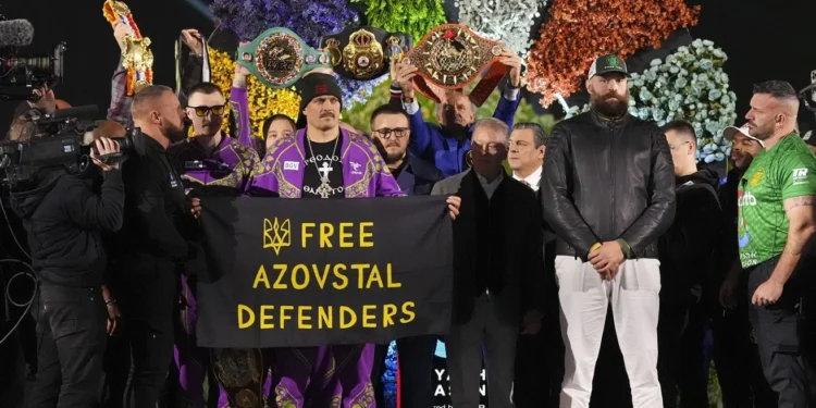 Усик розгорнув прапор «Азовсталі» на зважуванні з Ф’юрі (ФОТО, ВІДЕО)