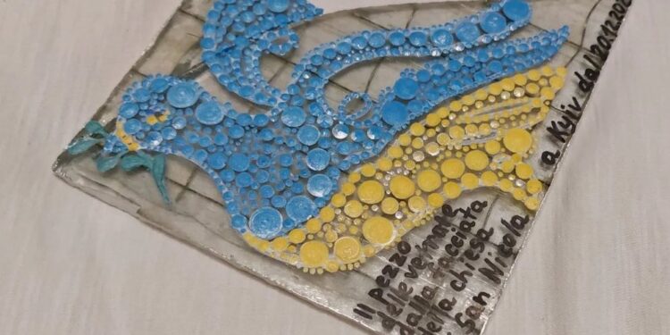 Папі передали голуба миру, зробленого з вітражів пошкодженого обстрілом костелу Святого Миколая в Києві (ФОТО)