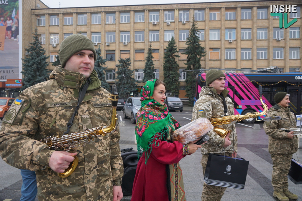 Різдвяний тролейбусний спецрейс - у Миколаєві студенти з військовим оркестром дають міні-концерти на зупинках (ФОТО, ВІДЕО) 22