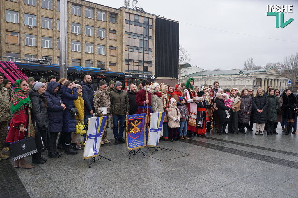 Різдвяний тролейбусний спецрейс - у Миколаєві студенти з військовим оркестром дають міні-концерти на зупинках (ФОТО, ВІДЕО) 24