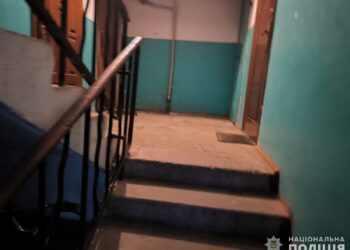 У Миколаєві поліцейські оперативно затримали зловмисника, який пограбував у під’їзді літню людину (ФОТО, ВІДЕО)