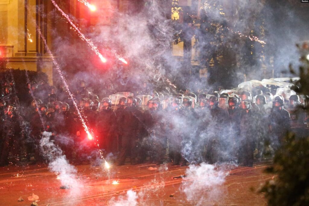 Ще одна протестна ніч у Грузії, президентка заявила про нелегетимність парламенту, заява США (ФОТО, ВІДЕО) 6