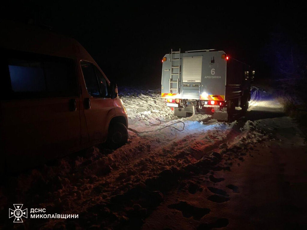 На півночі Миколаївщини рятувальники витягли із снігових заметів «швидку» (ФОТО) 4