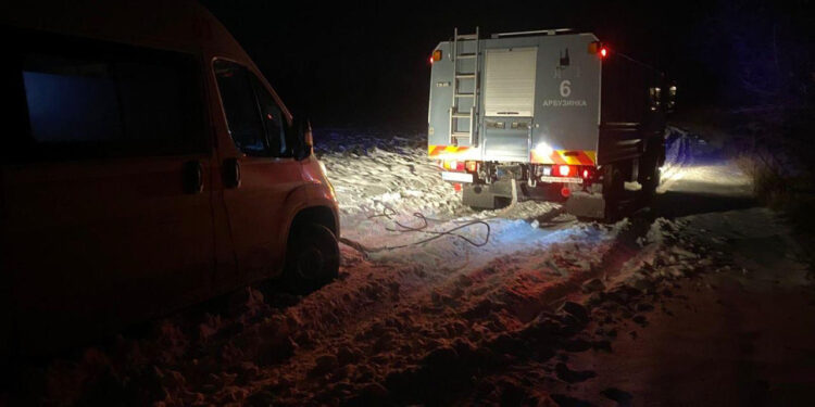 На півночі Миколаївщини рятувальники витягли із снігових заметів «швидку» (ФОТО)