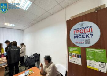 У Хмельницькому затримали голову Маріупольської МСЕК – брала хабарі просто під табличкою про корупцію (ФОТО)