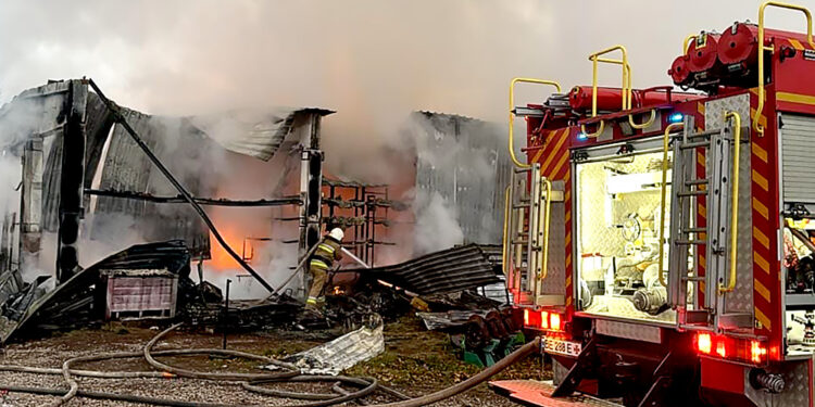 На Миколаївщині загасили велику пожежу на підприємстві – частину сільськогосподарської  техніки вдалось врятувати (ФОТО)