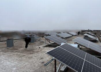 Ведуться роботи з монтажу сонячної станції для однієї із лікарень Миколаєва (ФОТО)