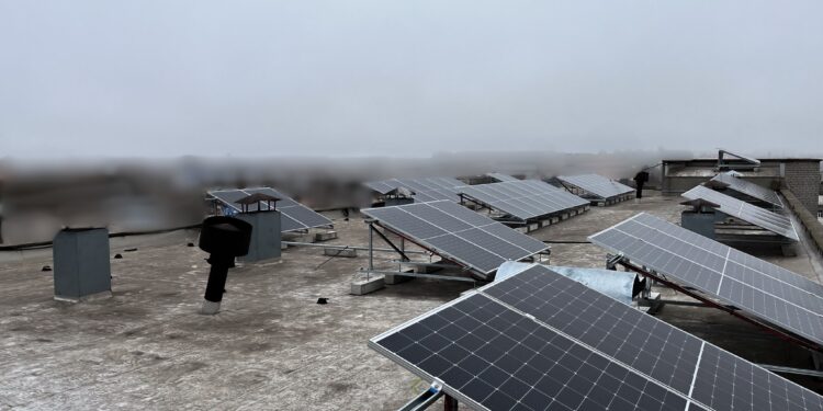 Ведуться роботи з монтажу сонячної станції для однієї із лікарень Миколаєва (ФОТО)