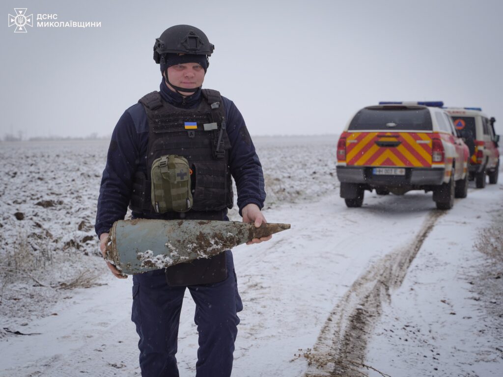 На Миколаївщині під час розмінування піротехніки прибрали з українських полів залишки від РСЗВ та крилатої ракети (ФОТО) 4