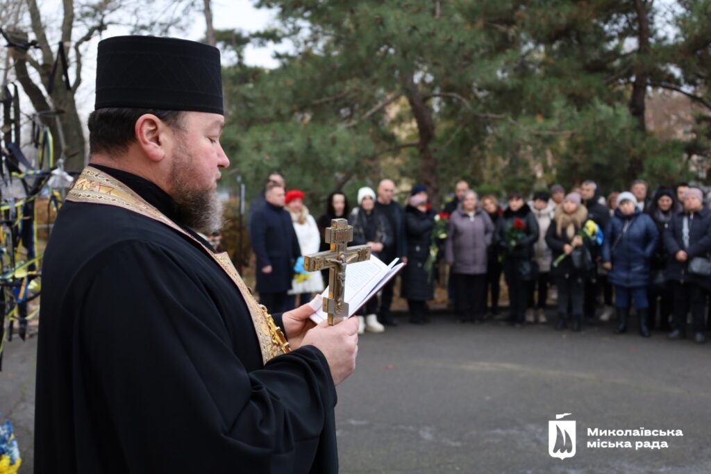 У Миколаєві в День ЗСУ вшанували воїнів, які віддали своє життя за незалежність України (ФОТО) 4