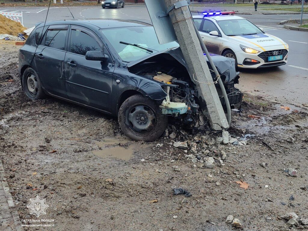 У Миколаєві п’яний водій на Mazda врізався в стовп (ФОТО) 4