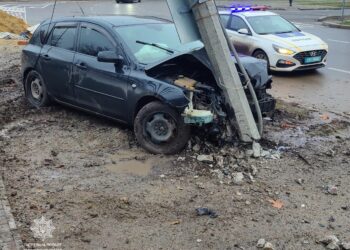 У Миколаєві п’яний водій на Mazda врізався в стовп (ФОТО)