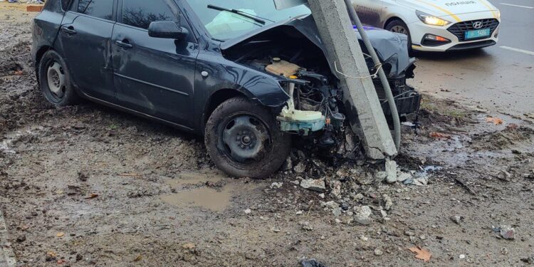 У Миколаєві п’яний водій на Mazda врізався в стовп (ФОТО)